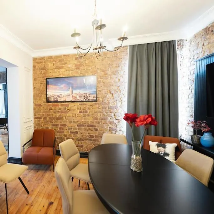 Apartamento Beyoglu'Nda 4+1 Ferah, Manzarali Tarihi Daire Estambul