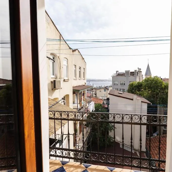 Beyoglu'Nda 4+1 Ferah, Manzarali Tarihi Daire Istanbul Turkey