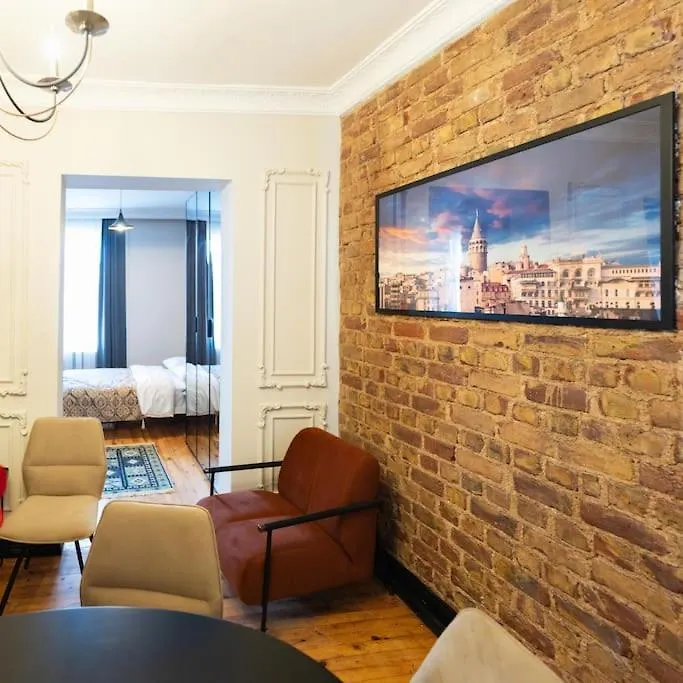 Beyoglu'Nda 4+1 Ferah, Manzarali Tarihi Daire Istanbul Apartment
